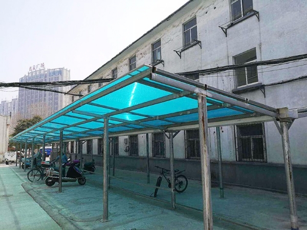 陽光板車棚